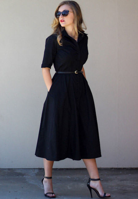 Модный лук: Чёрное расклешённое платье ниже колен и кожаные босоножки на шпильке, тонкий чёрный ремень, солнцезащитные очки кошачий глаз  