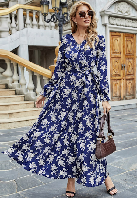 Модный лук: Синее расклешённое платье с растительным принтом макси и босоножки на шпильке, миниатюрная кожаная сумка-багет, длинные серьги, солнцезащитные очки в тонкой оправе 