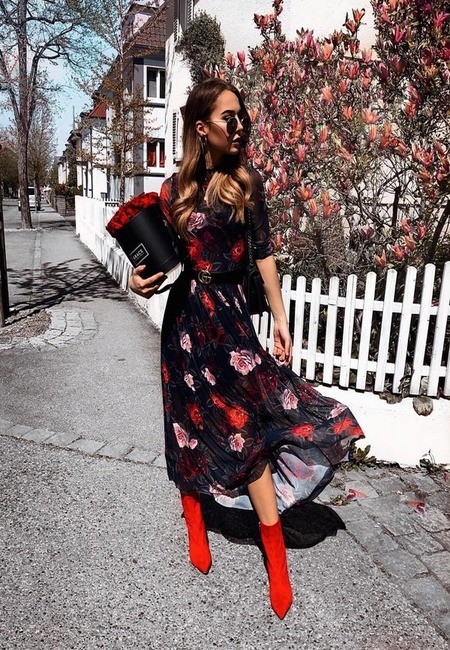 Модный лук: Лёгкое расклешённое платье с цветочным  принтом и красные остроносые ботильоны, черный клатч с длинным ремешком, солнцезащитные очки, черный кожаный ремень 