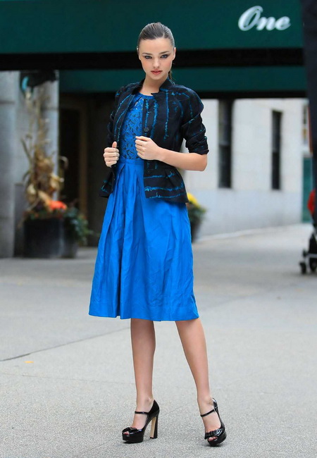 Модный лук: голубое платье-миди со складками на юбке, черный приталенный пиджак с синими полосками, черные лакированные туфли на большой платформе с открытыми носками и ремешком на щиколотке