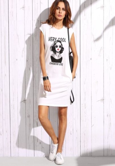 Модный лук: Платье-футболка мини спринтом и белые кеды, черный кожаный рюкзак, широкий металлический браслет