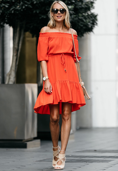 оранжевое платье с открытыми плечами и молочные босоножки на высоком каблуке