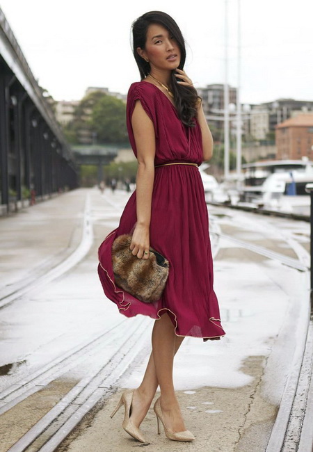 бордовое шифоновое платье и бежевые туфли-лодочки