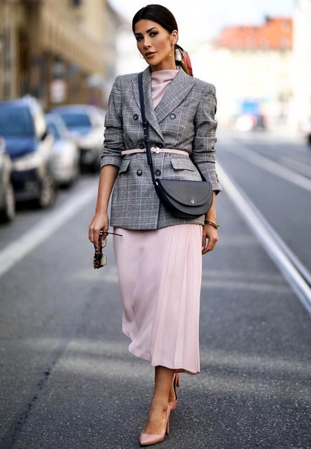 розовое свободное платье и серый пиджак
