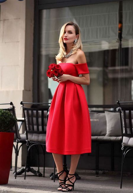 Модный лук: красное вечернее платье-тюльпан длины миди со спущенными рукавами, черные босоножки на щиколотке с ремешками, широкое ожерелье с кристаллами и большие блестящие серьги 