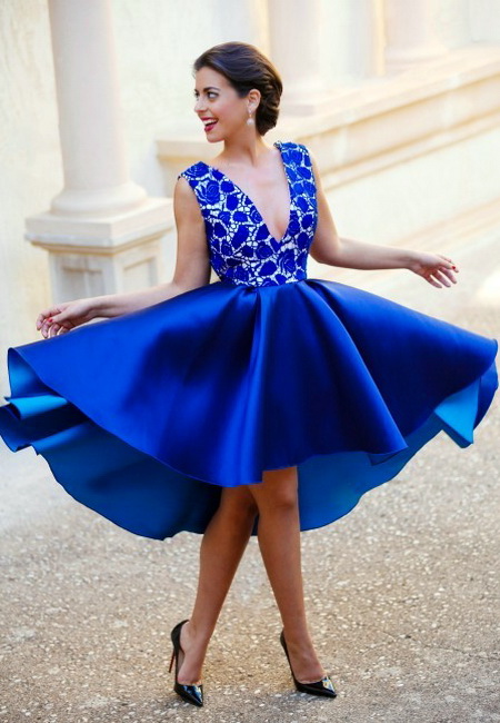 Модный лук: коктейльное синее платье с вышитым топом и атласной юбкой-солнце, черные лаковые туфли-лодочки на шпильке и длинные серьги с подвесками