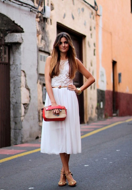 Модный лук: Легкое белое платье с кружевным лифом и красным поясом, кожаные босоножки с бусинами, маленькая сумка-клатч, золотое кольцо, широкий круглый браслет