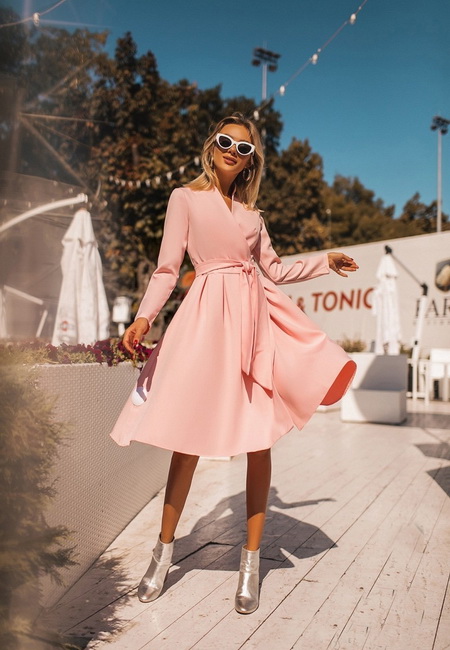 Модный лук: классическое розовое пышное платье с запахом и поясом, серебристые ботильоны, темные солнцезащитные очки в белой оправе и серьги с подвесками
