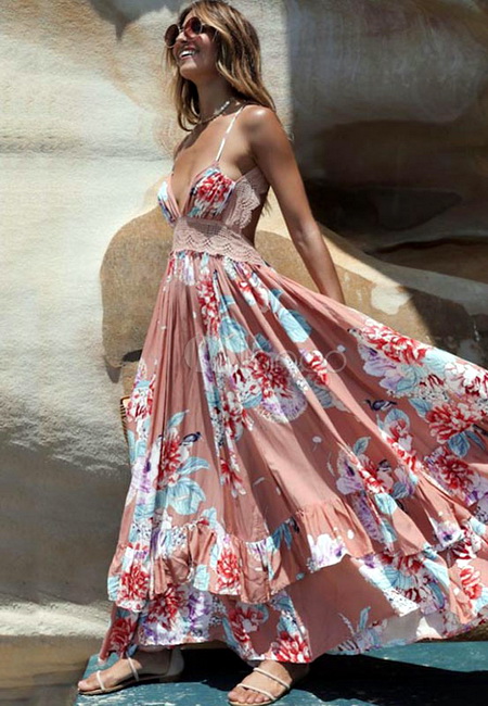 Модный лук: розовое цветастое  пышное шелковое платье с оборками и кружевами, белые сандалии с ремешками, коричневые круглые солнцезащитные очки и ожерелье с камнями