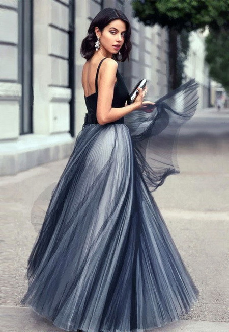 Модный лук: темное вечернее пышное платье в пол с фатиновой юбкой, маленький серебристый клатч с фермуаром и длинные серьги с подвесками-цветами