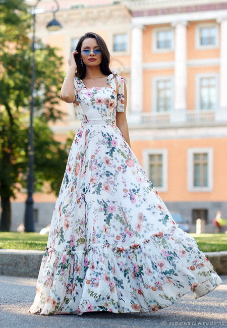 Модный лук: пышное светлое платье-сарафан с цветами, синие треугольные солнцезащитные очки и длинные серьги
