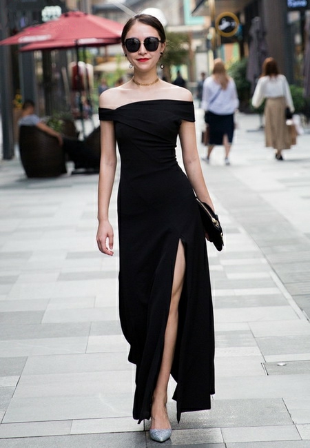 платье в пол с открытыми плечами и черный клатч