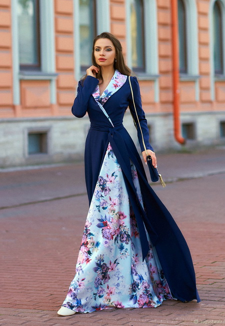 Модный лук: голубое шёлковое платье в пол с цветами, длинный синий кардиган с поясом, белые туфли, небольшая синяя сумка на золотом ремешке и серьги с подвесками