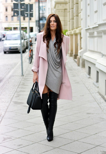 Модный лук: серое платье с присборенной отделкой и асимметричным низом, розовое пальто длины миди, черные замшевые ботфорты, черная кожаная сумочка