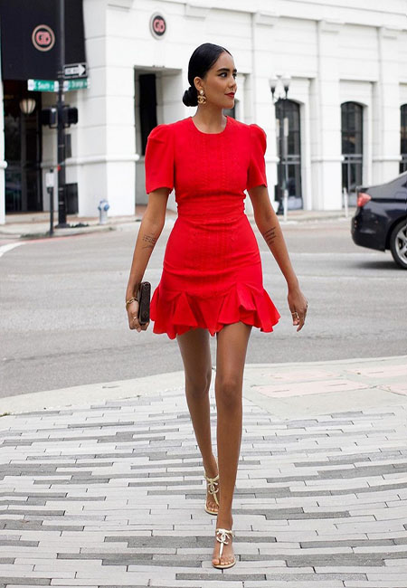 Модный лук: Красное облегающее платье с коротким рукавом и баской, золотистые вечерние босоножки, вечерний черный клатч, серьги с подвесками, браслет-цепочка