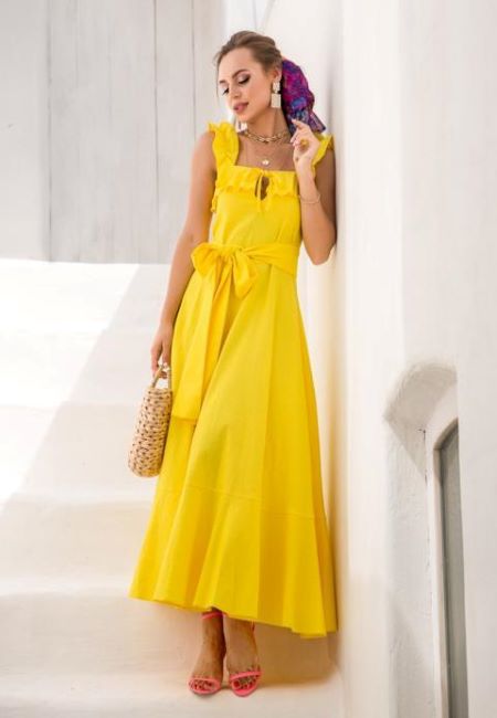 Модный лук: Льняное удлиненное платье желтого цвета и розовые босоножки на высоком каблуке, плетеная соломенная сумка, серьги с подвесками, золотой браслет, тонкая цепочка, фиолетовый платок
