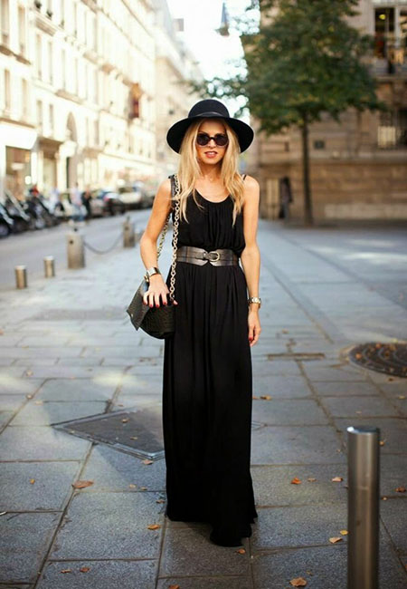 Модный лук: Удлиненное платье-сарафан на бретелях и черная сумка-мессенджер на цепочке, кожаный ремень, черная шляпа с широкими полями, солнцезащитные очки, широкий металлический браслет 