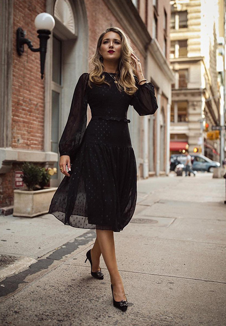 Модный лук: черное платье миди с черными туфлями на высоком каблуке