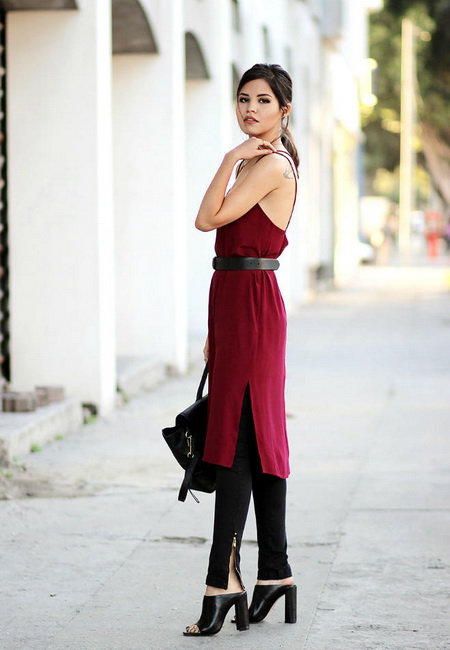 Модный лук: бордовое платье-комбинация длины миди с вырезом, черные плотные лосины с молнией, кожаный ремень, черные кожаные сабо с открытой пяткой на прямом каблуке и большая черная кожаная сумка 