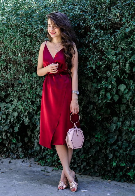 бордовое платье в бельевом стиле и золотистые босоножки