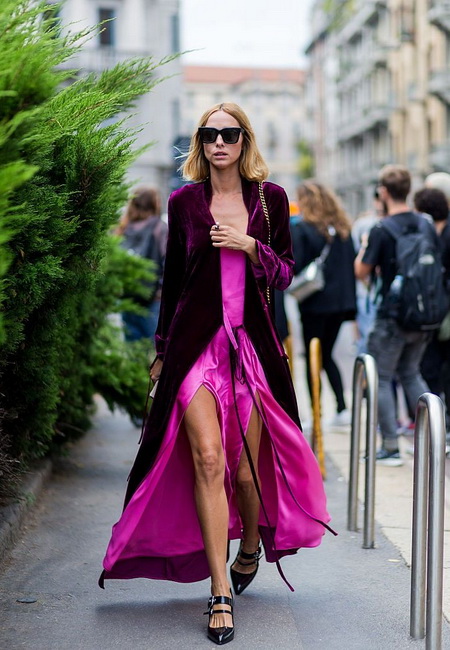 Модный лук: розовое шелковое платье с вырезами, длинный розовый бархатный кардиган, черные кожаные туфли на маленьком каблуке, сумочка на цепочке и темные солнцезащитные очки