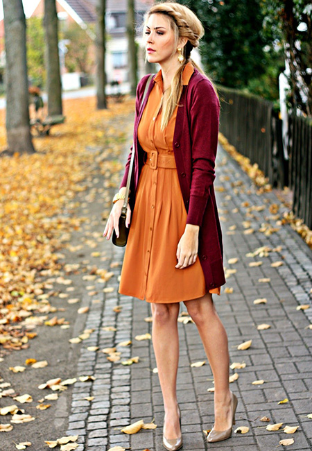оранжевое платье-рубашка и бежевые лаковые туфли-лодочки