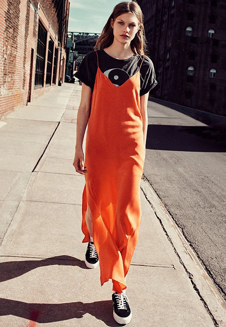 оранжевое платье-комбинация и черные кеды на платформе
