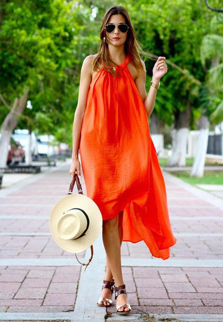 оранжевое платье с вырезом халтер и кожаные босоножки на низком ходу