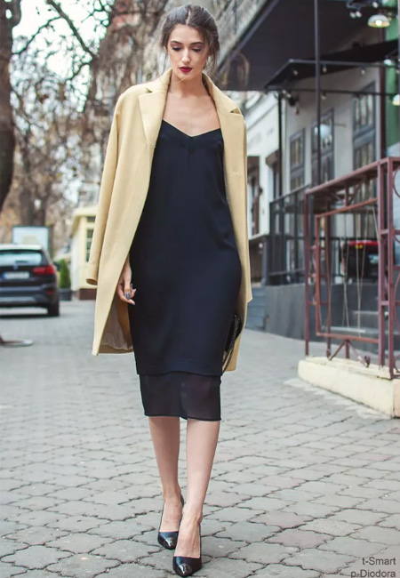 Модный лук: черное платье-комбинация, бежевое пальто-пиджак и черные туфли-лодочки на высоком каблуке