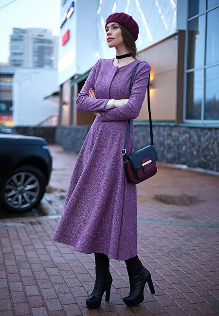фиолетовое платье-миди со струящейся юбкой и бордовый берет