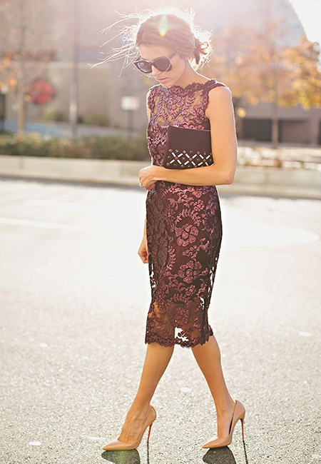 Модный лук: Гипюровое платье ниже колен без рукавов и бежевые классические туфли на шпильке, сумка-пошет с геометричной аппликацией, большие темные очки