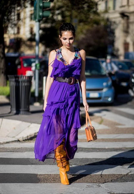 фиолетовое струящееся платье и высокие кожаные сапоги