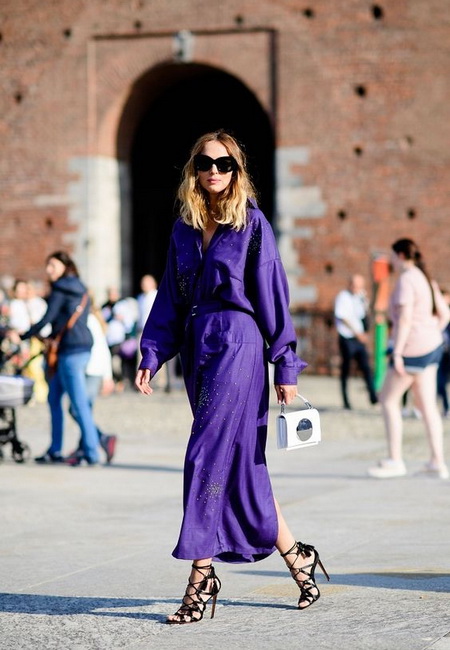 Модный лук: фиолетовое платье-миди оверсайз с поясом, черные босоножки с обвязками, маленькая белая сумочка из кожи с короткой ручкой и большие темные солнцезащитные очки
