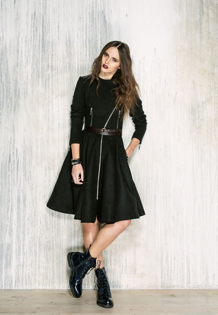 Модный лук: чёрное пышное платье по колено с кожаным ремнем на поясе и чёрные ботинки на шнуровке