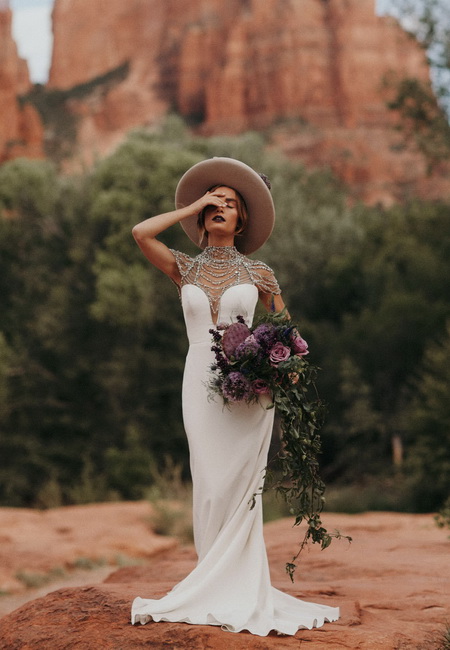 свадебное платье бандо и бежевая шляпа