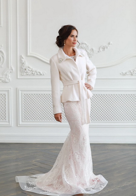 пудровое свадебное платье и пиджак с поясом