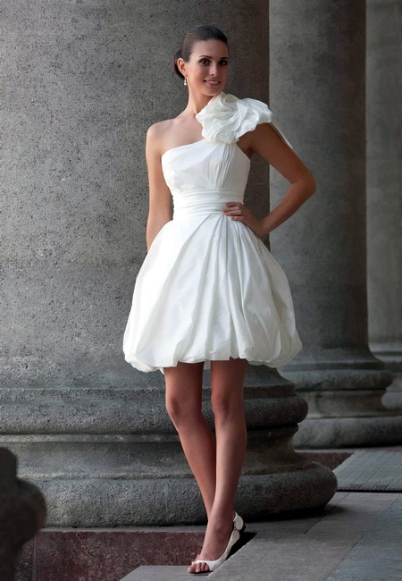 белое короткое свадебное платье и балетки