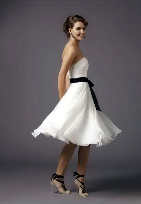 Модный лук: короткое белое свадебное платье с бальной юбкой с черным поясом, прозрачные босоножки с черными завязками и длинные серьги с камнями