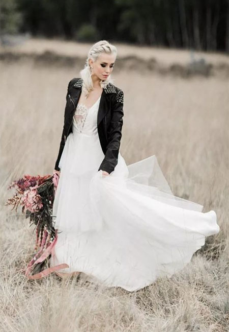 белое свадебное платье и черная куртка-косуха