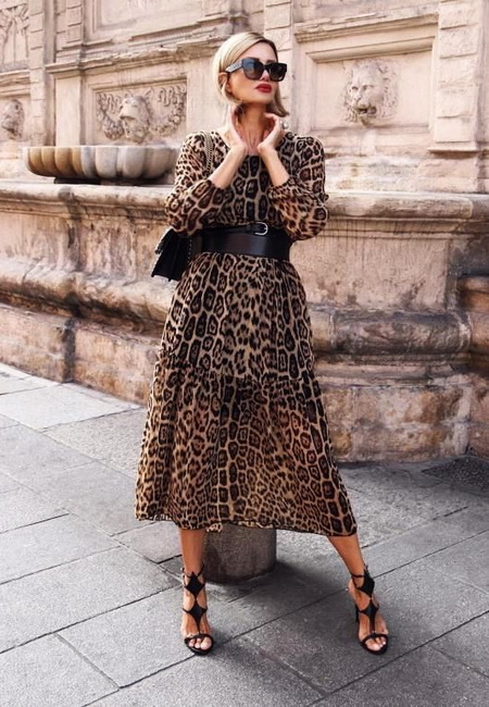 Модный лук: леопардовое платье-миди с поясом и длинными рукавами, открытые черные босоножки на шпильке, маленькая черная сумочка на цепочке и большие солнцезащитные очки