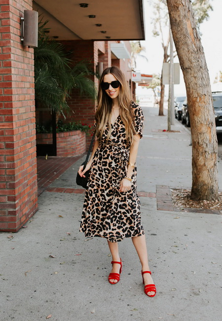 леопардовое платье с запахом и красные босоножки на каблуке