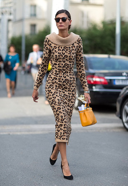 Модный лук: леопардовое платье-футляр длины миди с объемным воротом, черные замшевые туфли-лодочки, маленькая кожаная сумочка желтого цвета и темные солнцезащитные очки