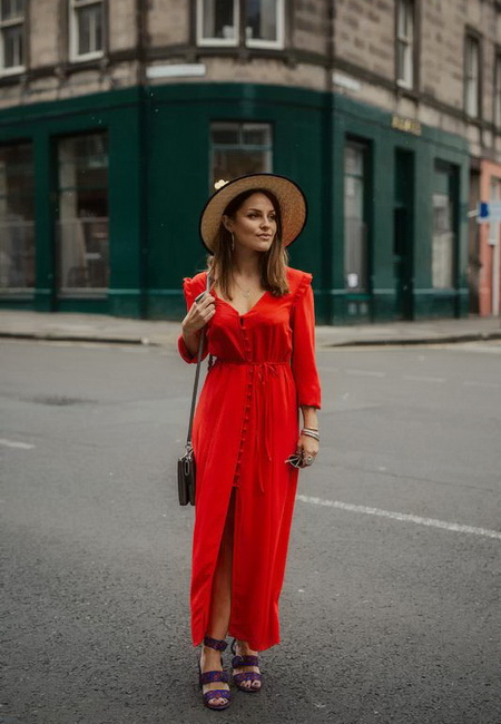 длинное красное платье на пуговицах и соломенная шляпа