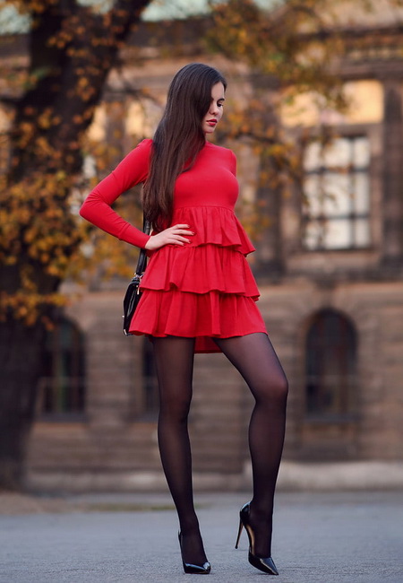 красное платье с оборками и черные тонкие чулки