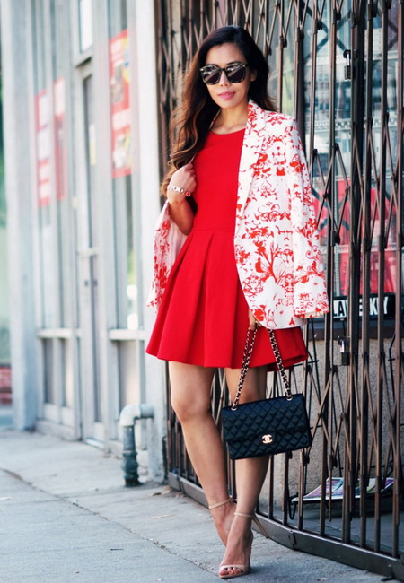 красное платье со складками и белый пиджак с узорами