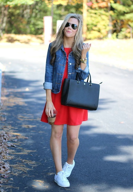 Модный лук: красное платье мини, белые кроссовки со шнуровкой, синяя джинсовая курточка, черная прямая кожаная сумка, солнцезащитные очки-авиаторы и браслет с камнями