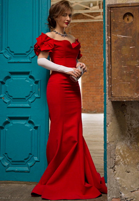 Модный лук: длинное красное вечернее платье с открытыми плечами, длинные белые перчатки, миниатюрный блестящий клатч и ожерелье с камнями