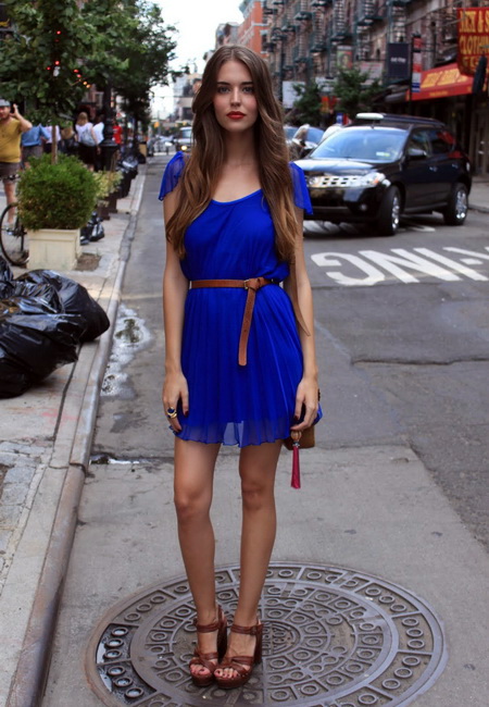 синее платье-шемиз и коричневые туфли на танкетке