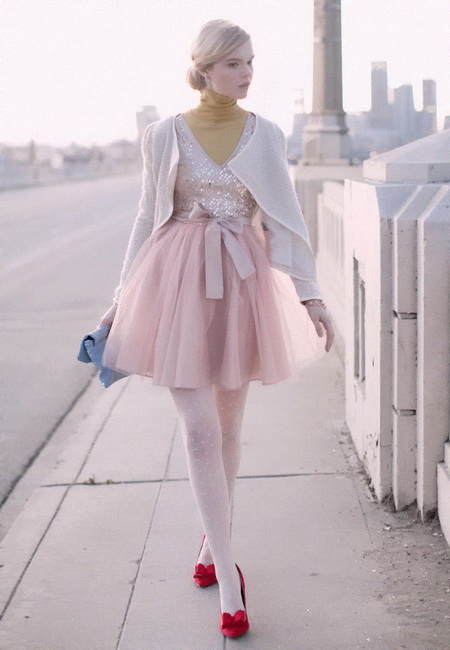 пышное розовое платье-пачка и белые чулки