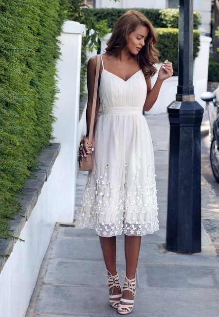 белое летнее платье-миди и светло-бежевые босоножки
